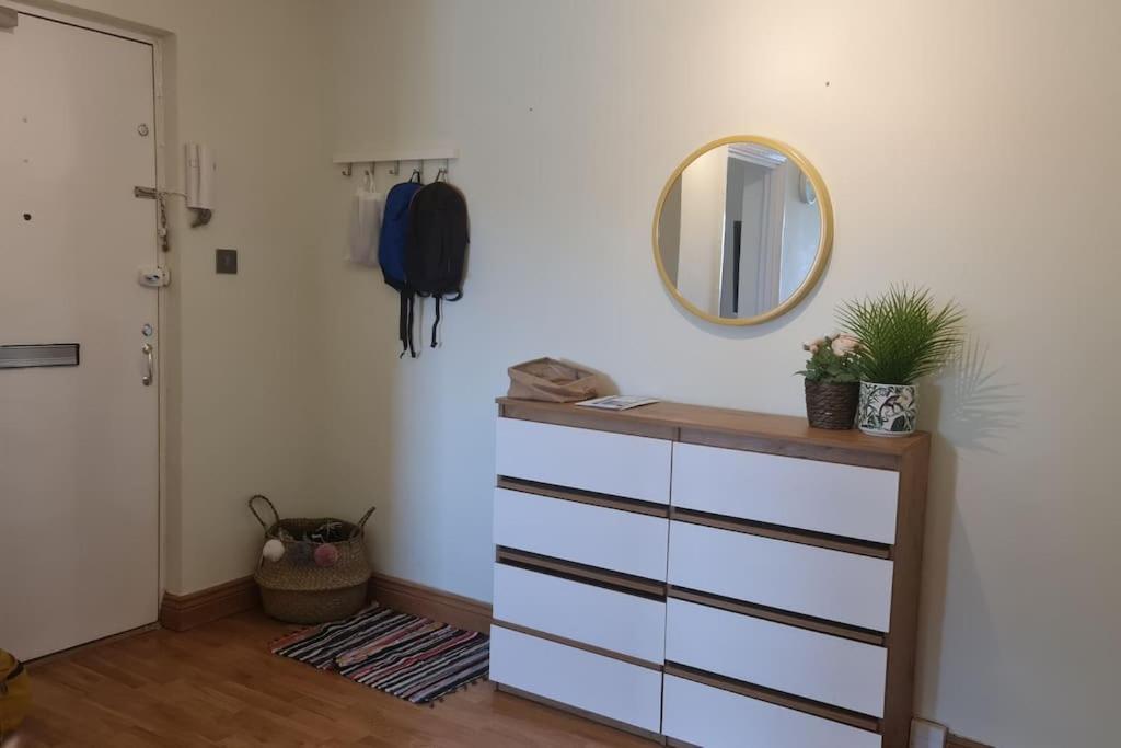 Bright & Lovely & Apartment Whetstone Eksteriør bilde